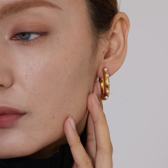 Vintage 18K Gold Hoop Earrings With Imitation Pearls - Picture 12 of 13